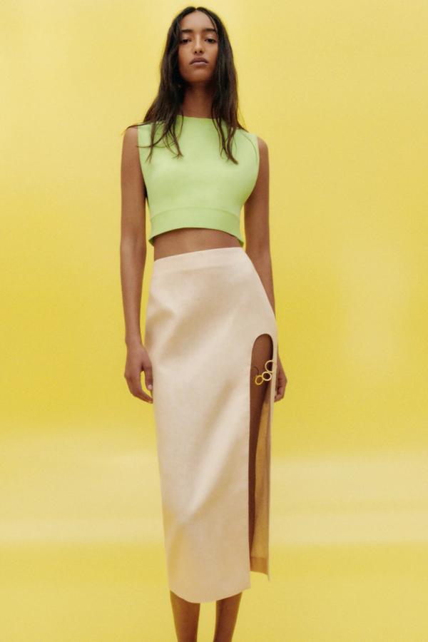 Confeccionada en 100% lino, esta falda midi de tiro alto cuenta con una abertura en la parte delantera y una aplicación metálica. Tiene un precio de 29,95 euros.