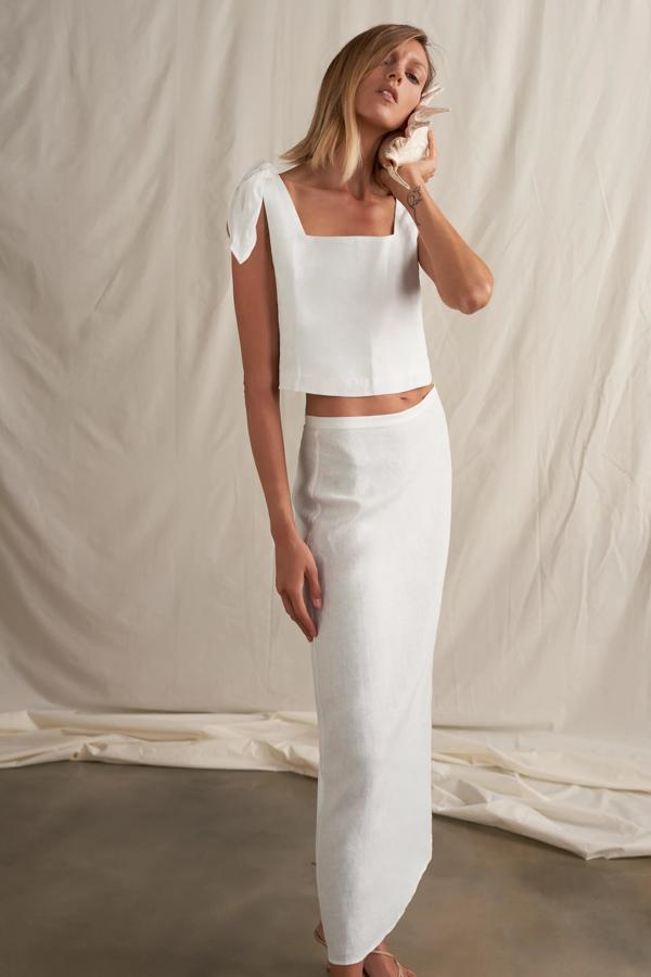 En color blanco roto, esta falda de tiro alto con bajo acabado en abertura está confeccionada en 100& lino y tiene un precio de 29,95 euros.