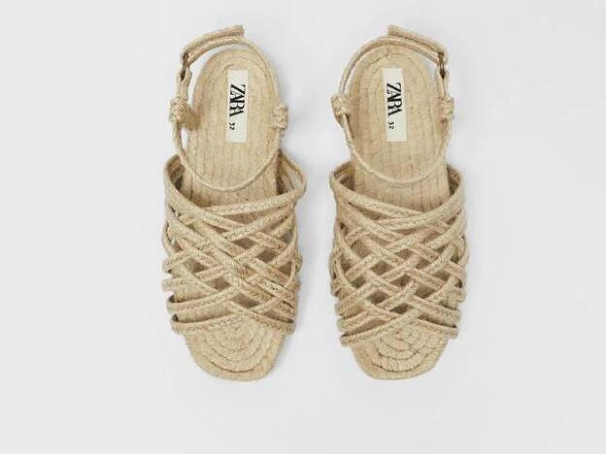 Haz click en la imagen para descubrir otras sandalias tipo alpargatas de esparto y yute con los diseños más bonitos para llevar en looks de primavera.