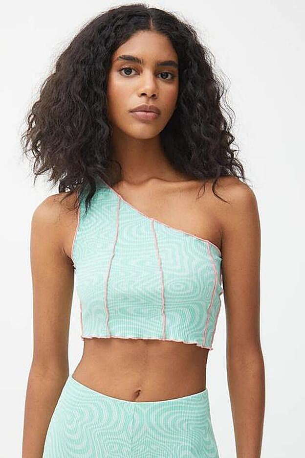 Con print psicodélico en color verde, este top cropped de un solo tirante y detalle de costuras en contraste, se ha ganado muchos admiradores.