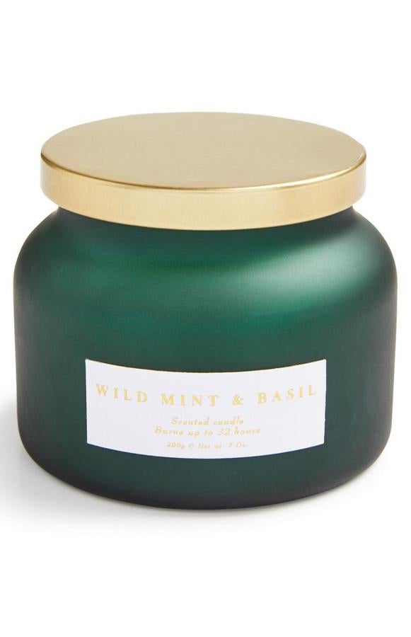 Esta vela grande de menta silvestre y albahaca en tarro verde con tapa dorada tiene un precio de 3 euros.