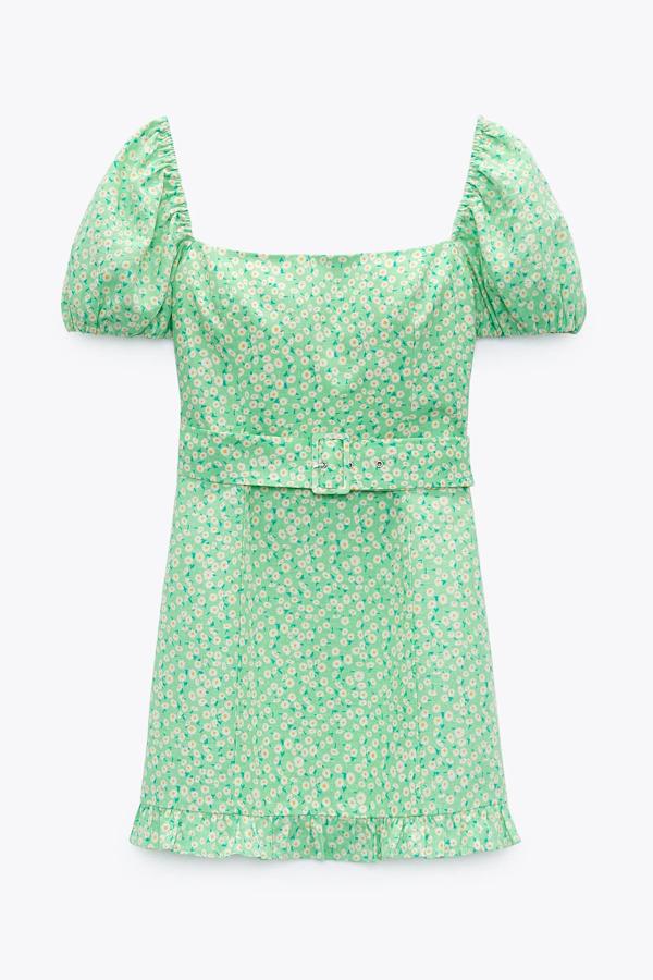 Con escote cuadrado y manga corta abullonada, este vestido en color verde con estampado floral cuenta con cinturón con hebilla forrada y volante en el bajo. Tiene un precio de 25,95 euros.