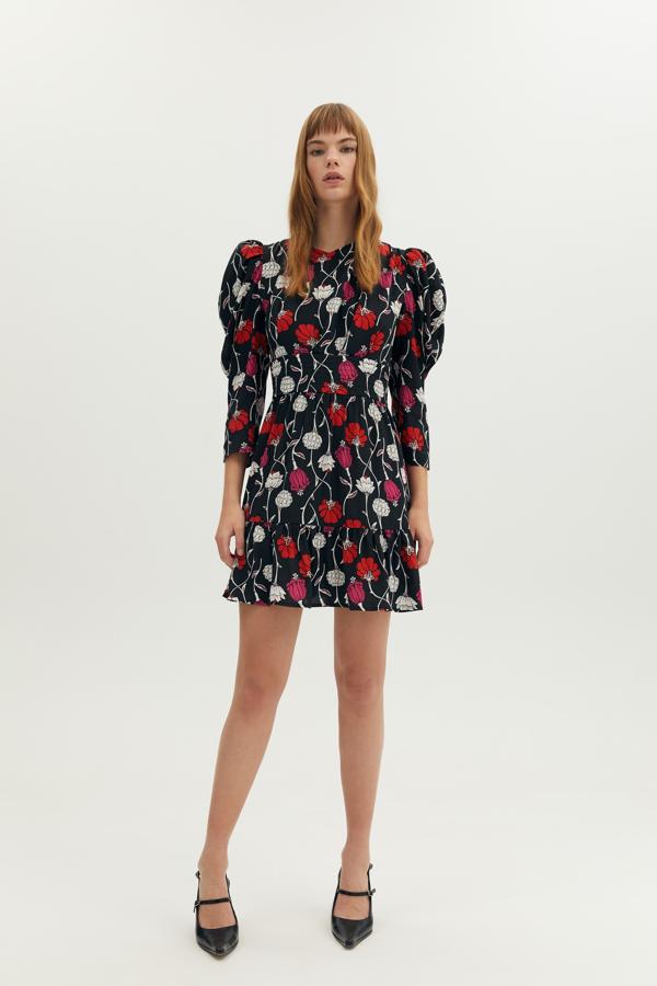 Este mini vestido con estampado de flores y mangas en volumen, rebajado a 25.99 euros en Sfera.
