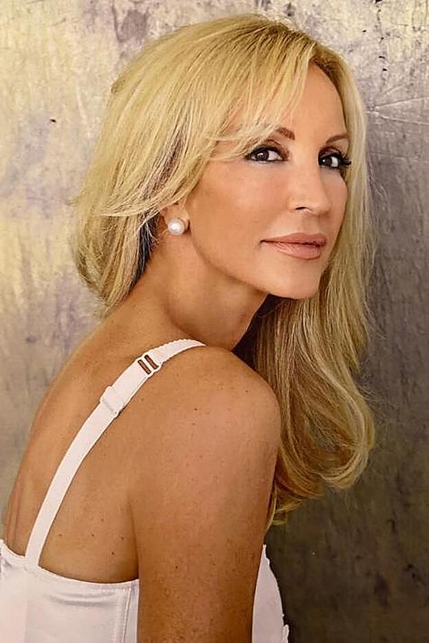 El cuello de Carmen Lomana se mantiene firme, pero ha decidido prevenir la aparición de arrugas.