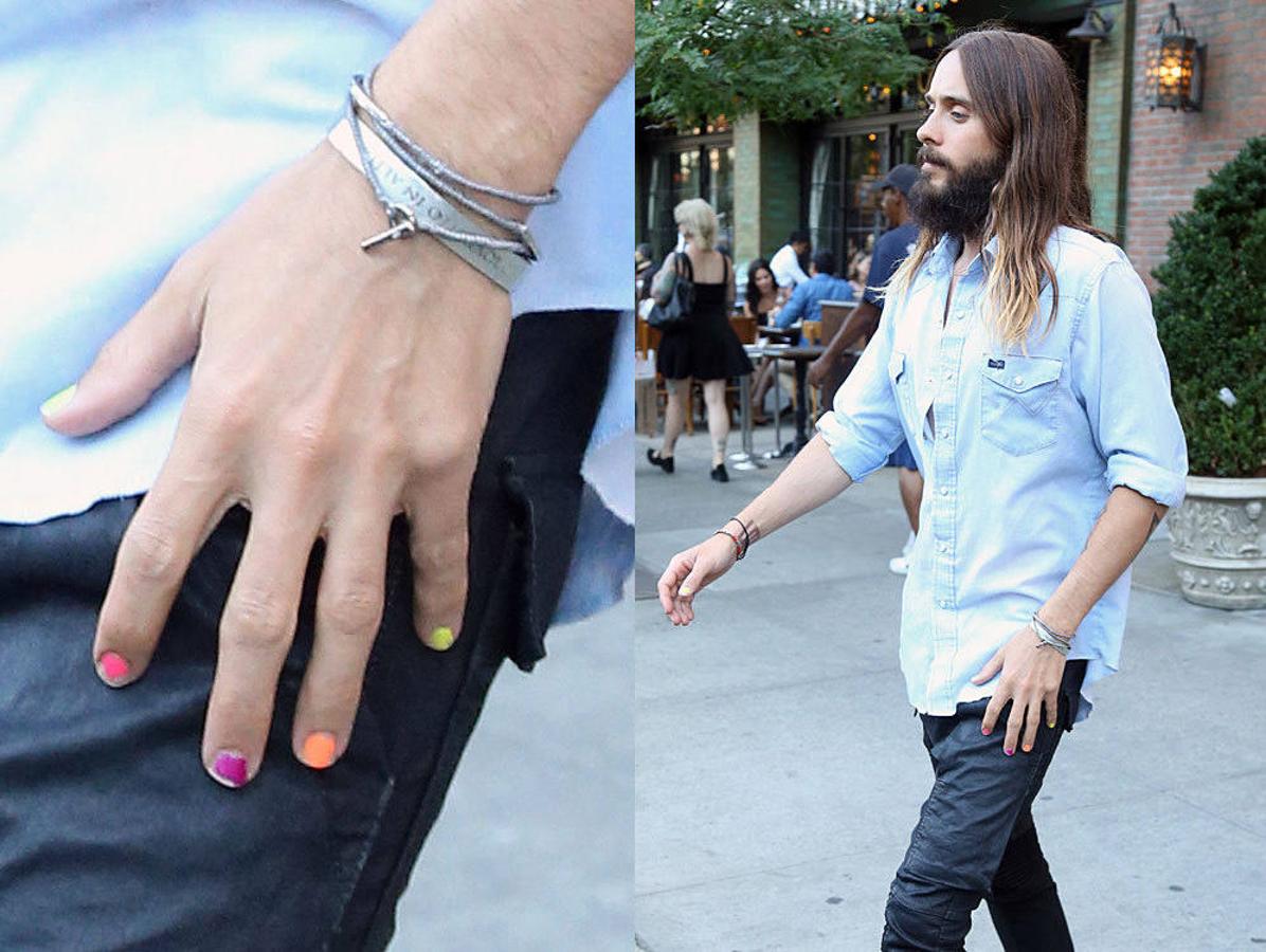 Jared Leto también se ha sumado a la fiebre por el nail art, apostando por una manicura de un diseño diferente en cada uña.