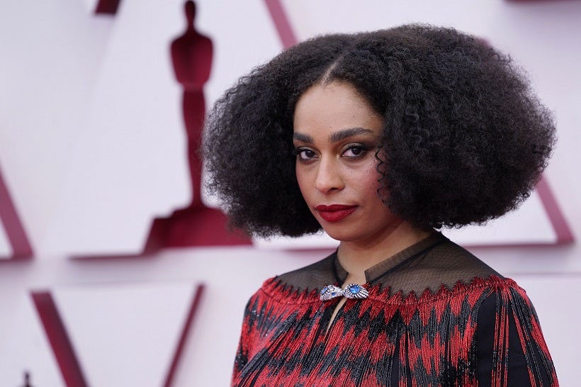 Otro look clásico pero muy actualizado es el de Celeste Waite, que ha optado por un makeup con labios rojos muy definidos y por lucir su melena afro natural con la raya en el centro y un volumen espectacular.