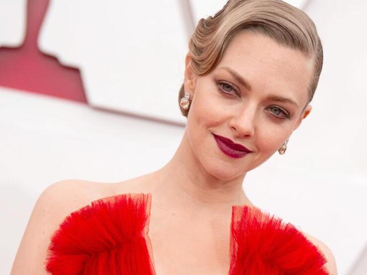 Fotos: De los labios rojos míticos a las melenas al natural más bonitas: el yin y el yang de las famosas en los mejores looks de belleza de los Premios Oscar 2021