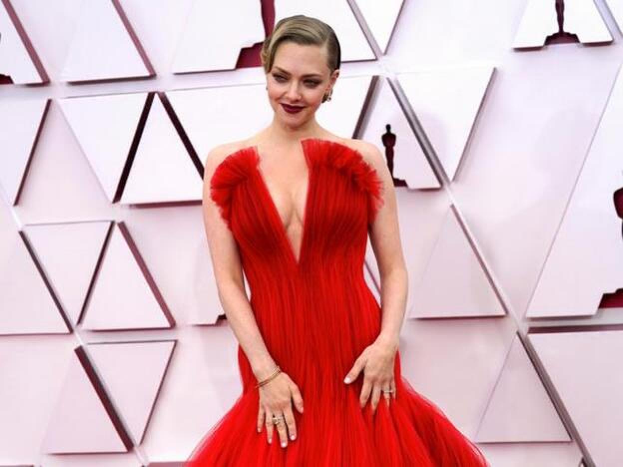 Pincha en la foto para ver todos los looks de las famosas en la alfombra roja de los Oscar 2021.
