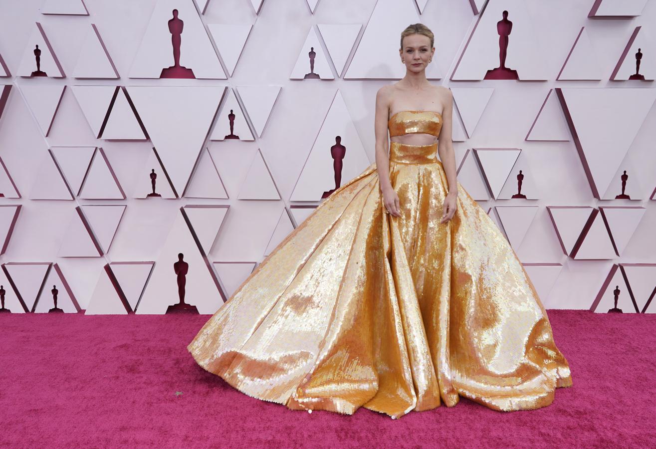 Carey Mulligam una princesa Disney versión 2021 en los Premios Oscar con este impresionante dos piezas de lentejuelas de Valentino Alta Costura.
