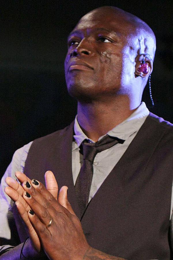 El cantante es un grana ficionado a las uñas pintadas en color negro. En raras ocaiones apuesta por otro color.