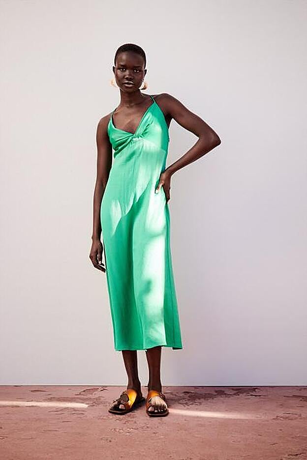 Vestido midi de color verde de estilo lencero de Zara (29,99 euros)