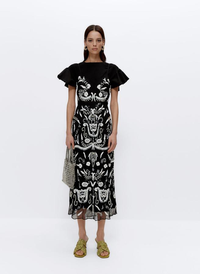 Vestido de tirantes bordado y camiseta de manga corta con volantes, todo de Uterqüe.