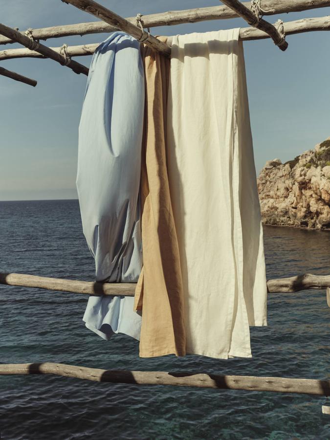 Las sábanas encimeras de algodón percal cuestan 25.99 euros en Mango y están disponibles en tres colores y diferentes medidas.