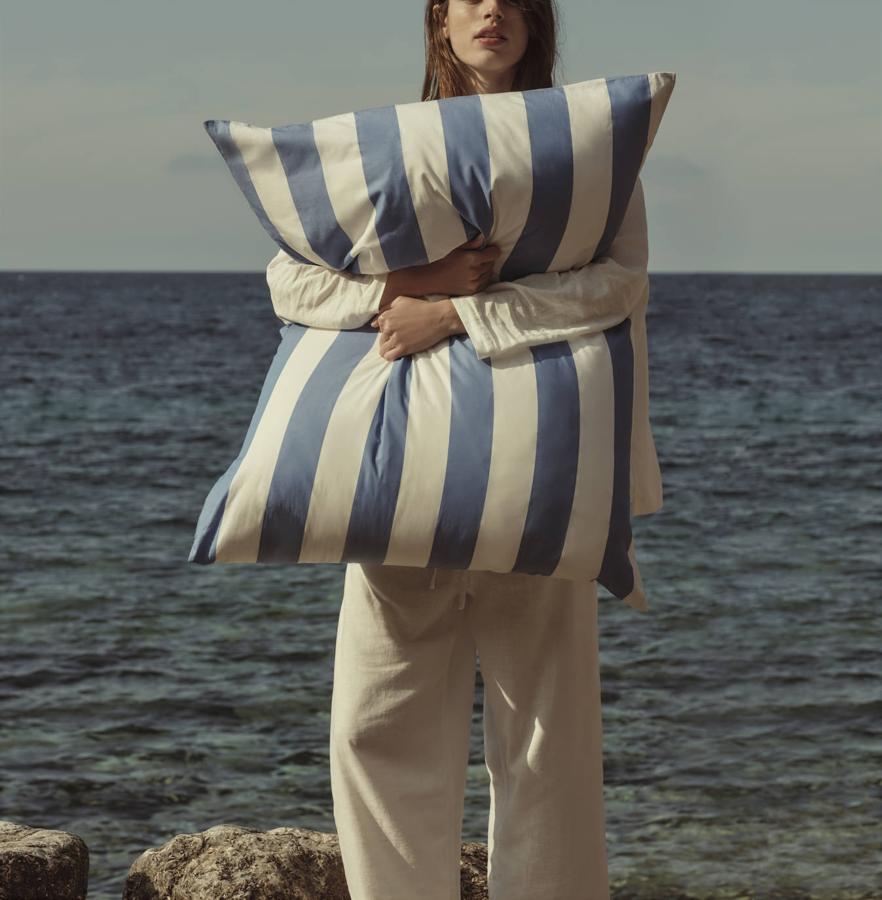 Además de la funda de cojín ideal (29.99euros) el pijama de lino cuesta 29.99 euros cada parte.