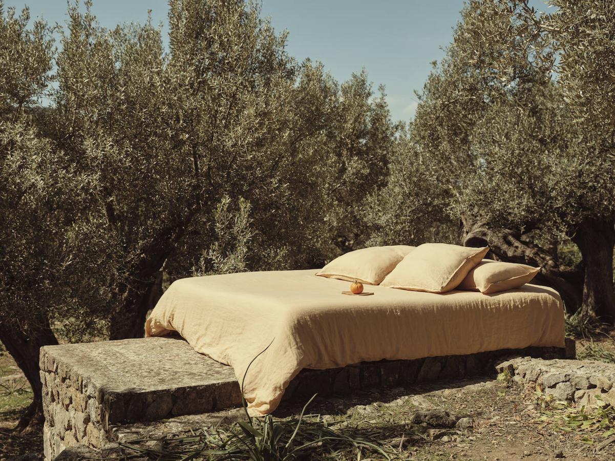 Disponible en cuatro colores, este juego de cama de lino 100% está disponible en Mango a partir de 49.99 euros la sábana encimera, y 79.99 euros la funda nórdica.