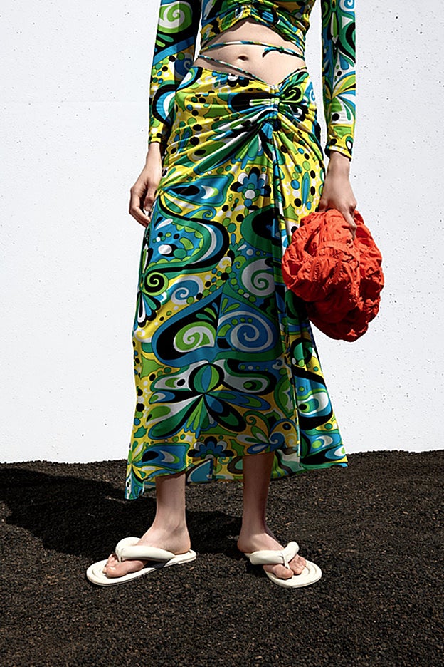 Falda midi estilo pareo de la nueva colección de primavera de Zara.