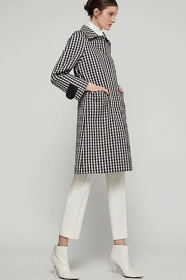 Un look alternativo al de la reina Letizia con pantalones anchos y blancos.