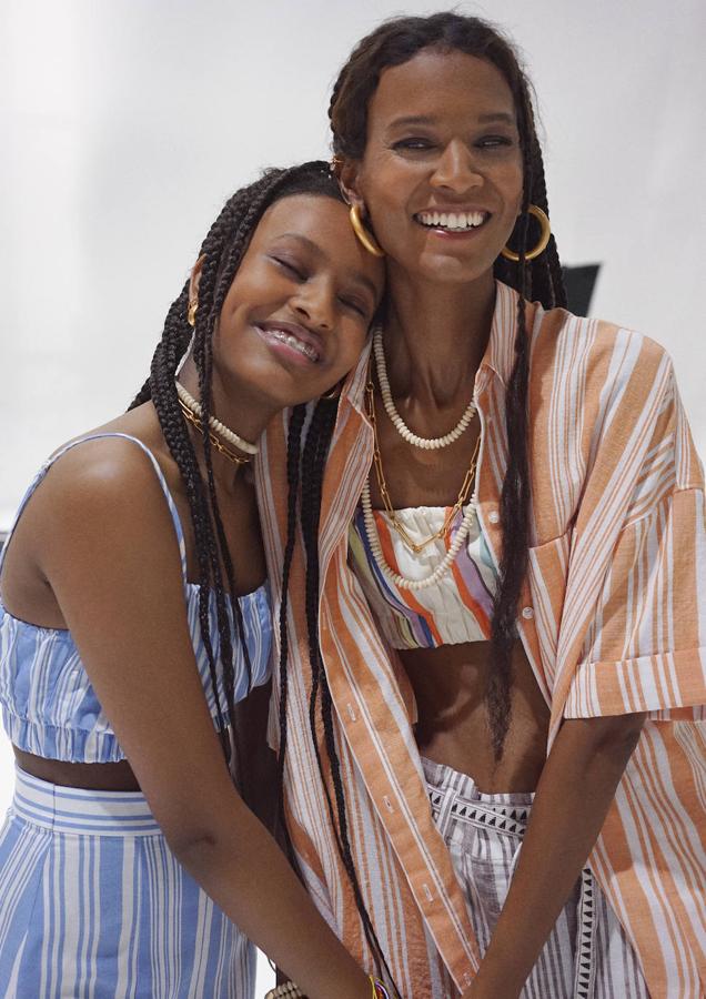 Este crop top de rayas azules y blancas (disponible en otros dos colores más) cuesta 14.99 euros, y la falda midi a juefo, 19.99 euros. El caftán naranja cuesta 29.99 euros.