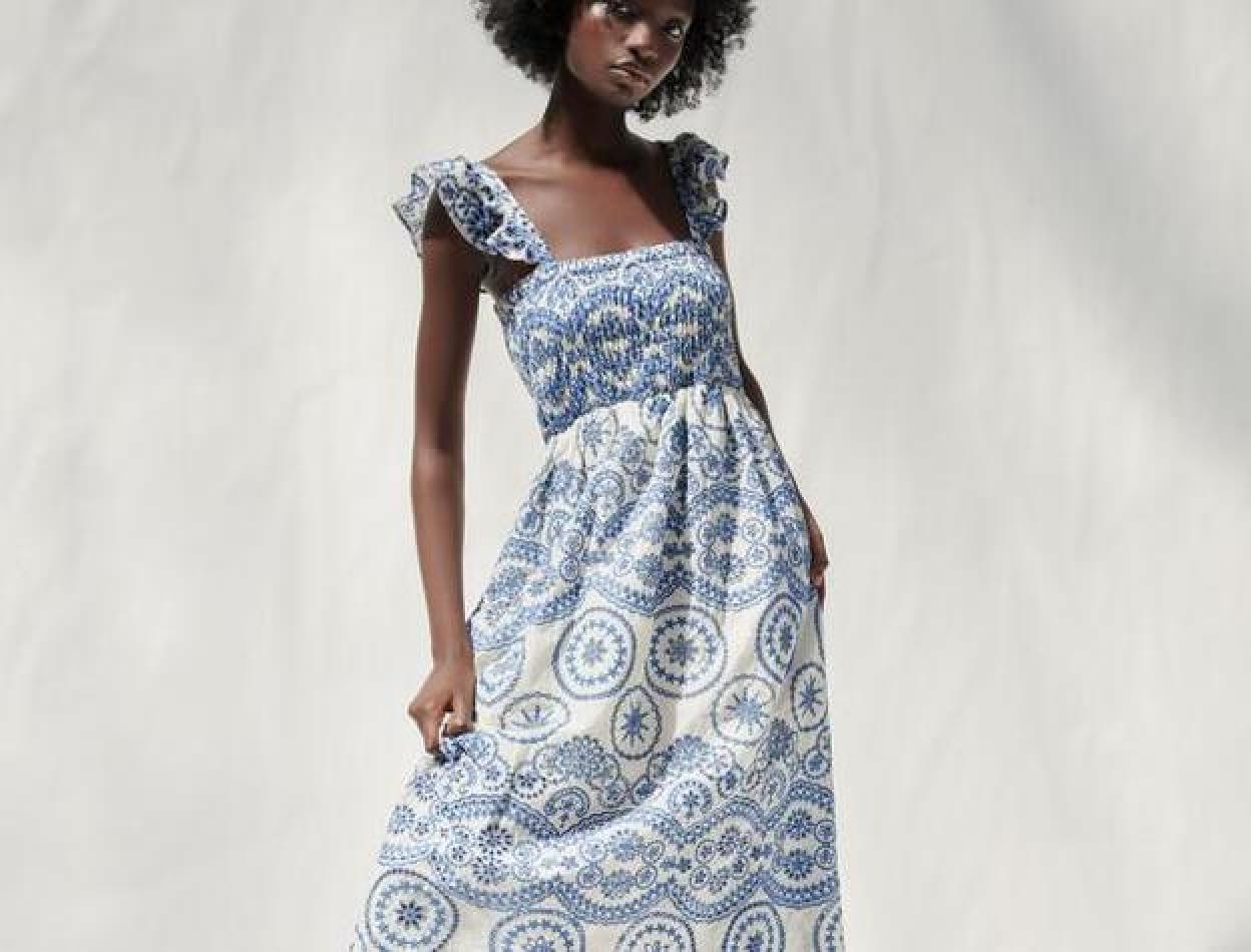 Vestido midi con bordados en azul marino de la nueva colección de primavera de Zara. Descubre otras prendas que están arrasando en estos momentos.