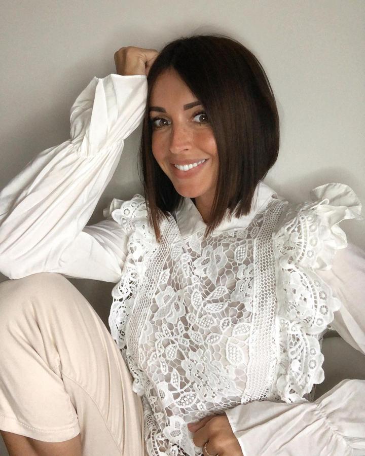 Noelia López ha sacrificado su larga melena apostando por el corte más de moda, el bob. Ella ha optado por un blung bob a la altura del mentón, con la raya al centro y sin capas, ideal si, como ella, tienes el pelo extra liso porque da movimiento a la melena.