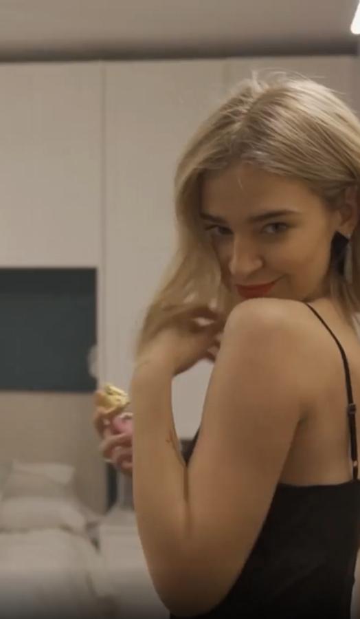 Ha sido una de las últimas en actualizar su melena. La influencer ya lucía un corte bob pero se ha atrevido a radicalizar el corte optando por un short bob, entre el mentón y los hombros, con raya en medio y una ligera ondulación. Además, dijo  adiós a su característico pelo rosa  optando por un rubio menos vainilla y más dorado, que ha iluminado con unas mechas face-framing que dan luz al rostro. 