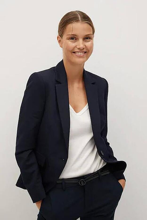 La americana básica entallada cuesta 39,99 €.