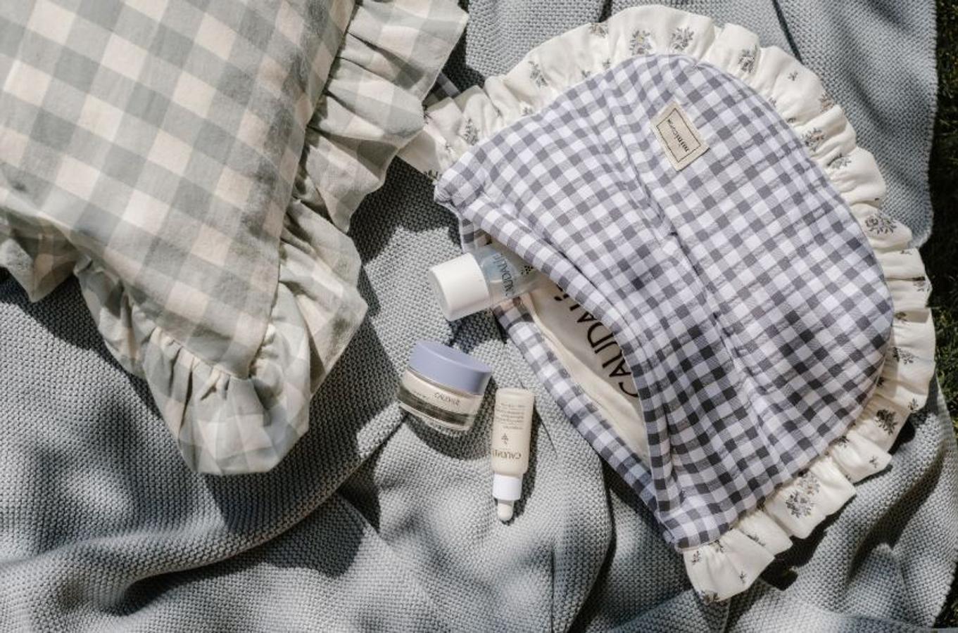 Caudalie y Minicoton han decidido colaborar para diseñar un pouch Edición limitada, con los indispensables de la línea Vinoperfect antimanchas y luminosidad de la marca de cosmética. Desde el sábado 1 de mayo estará disponible en la web de Minicoton por la compra superior a 50€ y en la boutique de Caudalie en Claudio Coello 51 (Madrid) por la compra de una tratamiento de 50 minutos.