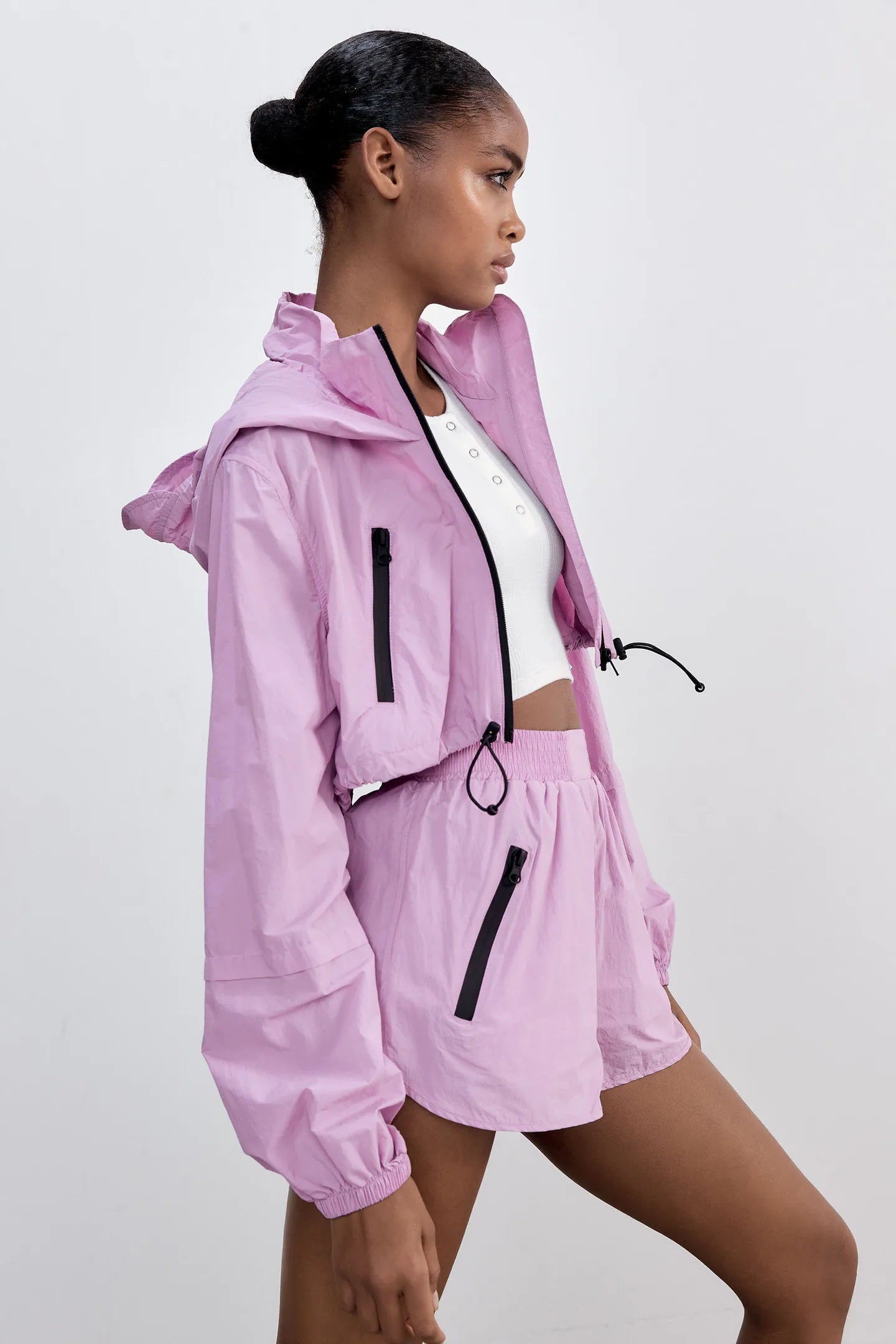 Terminamos con la tendencia crop, que también ha llegado a los chubaqueros de Zara con este diseño en rosa con capucha, cierre de cremallera y bolsillos laterales. (25,95 euros).