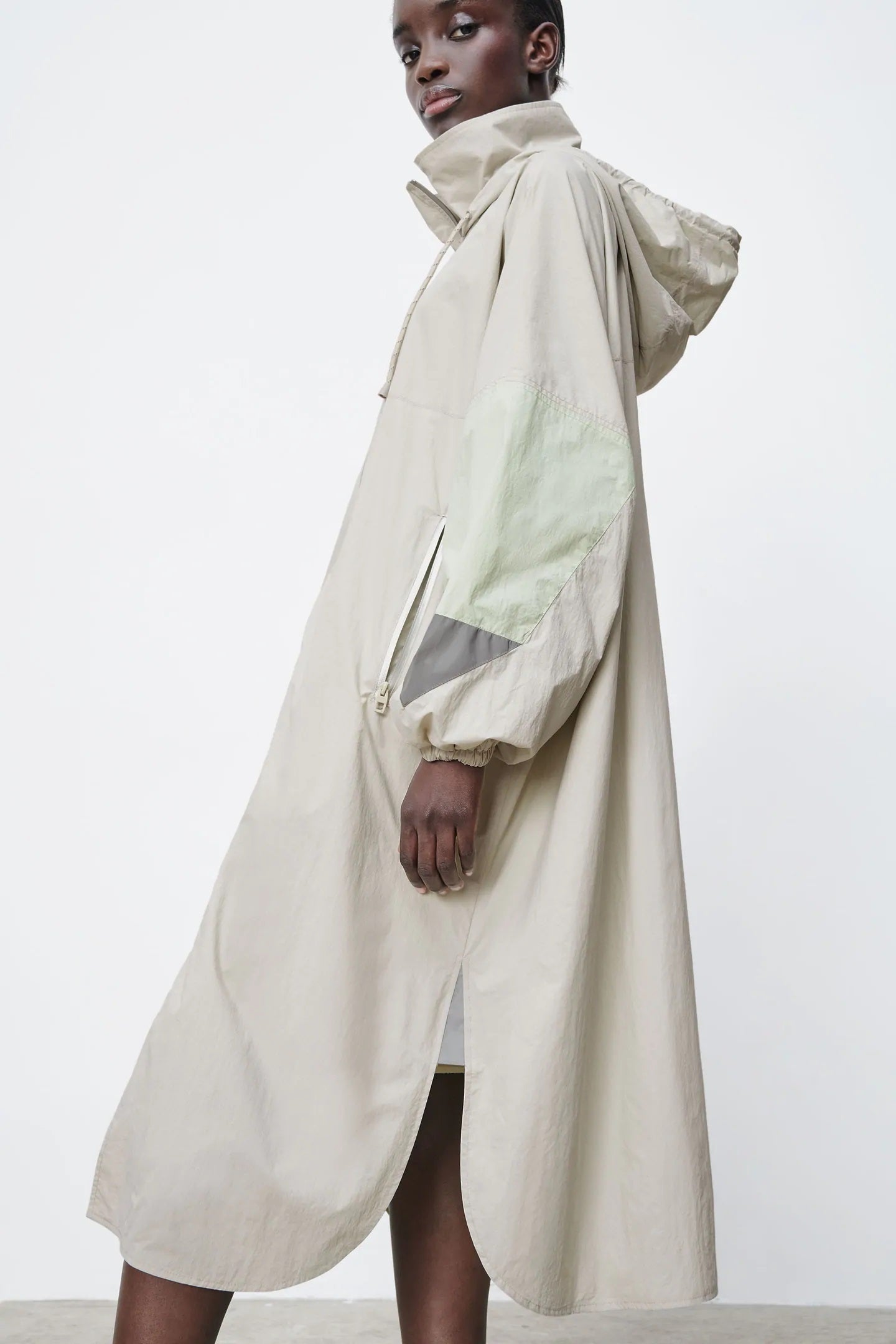 Este chubasquero de Zara es uno de nuestros favoritos: tiene tejido reflectante, diseño oversize, aberturas en los laterales y el color tendencia de la primavera. Hazte con él por 39,95 euros.