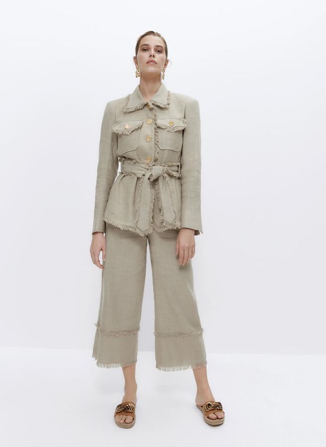 Pantalón palazzo de lino con bajo deshilachado, de Uterqüe (189 €).