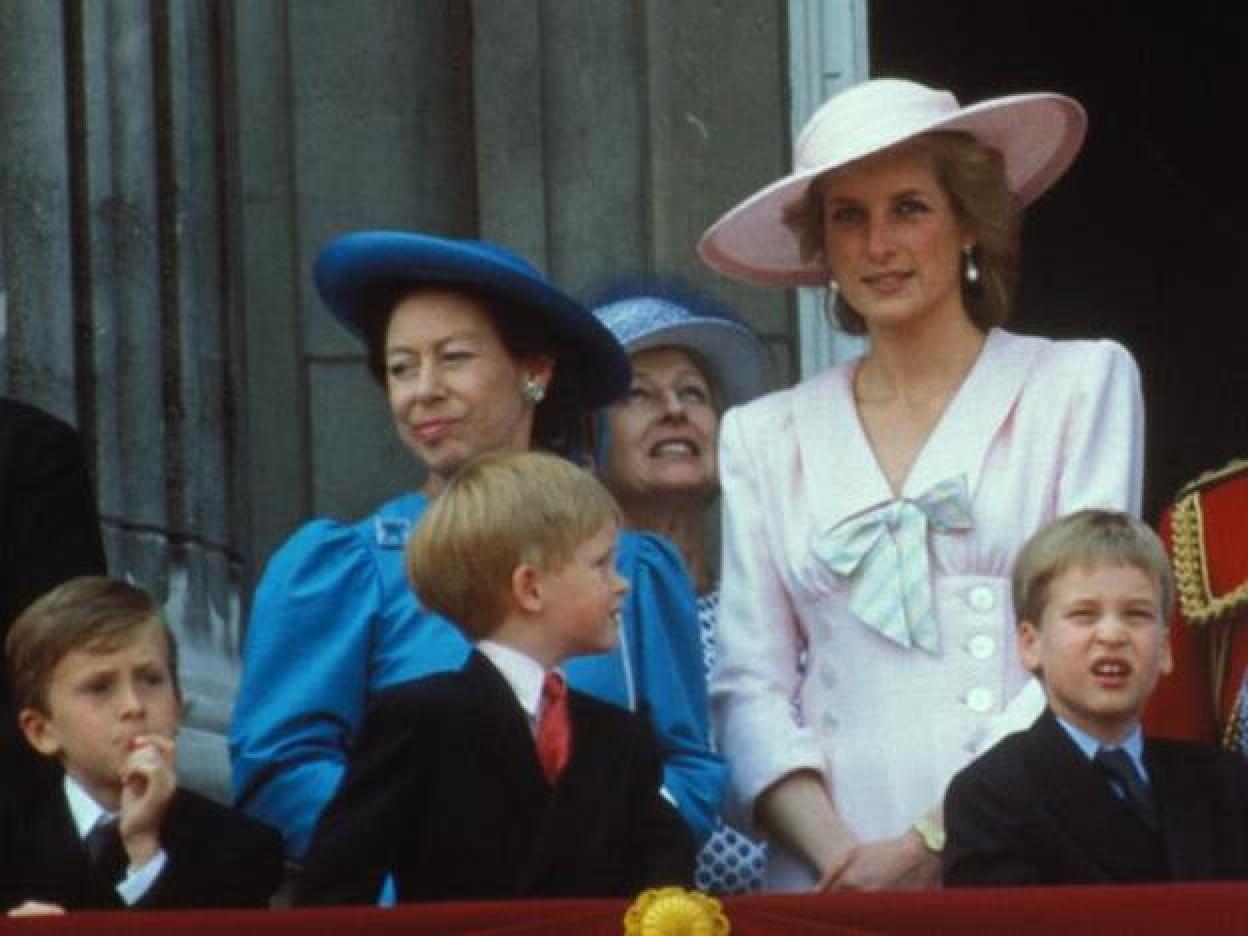 Lady Di y la princesa Margarita juntas. Si quieres conocer los peinados de Diana de Gales que están hoy de moda, pincha en la imagen.