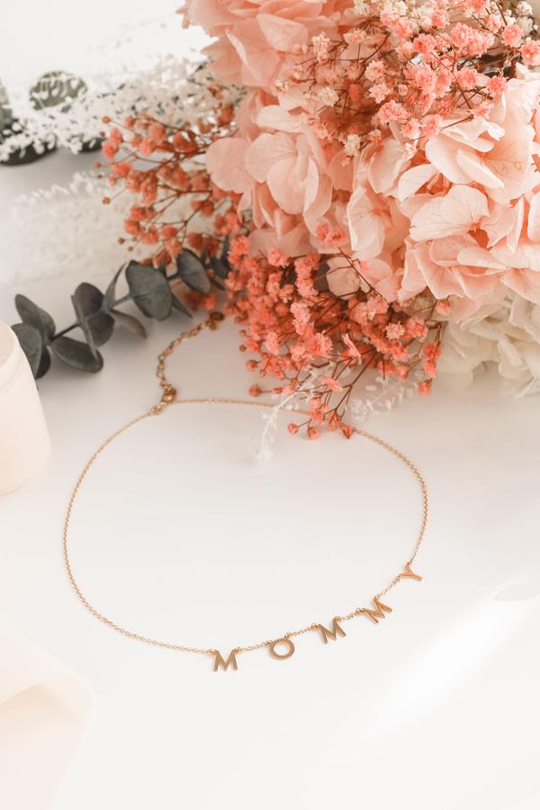 Joyas y flores, ¿puede haber una combinación mejor? La firma 'made in Spain' Dime que me quieres nos propone acompañar sus piezas (este collar cuesta 59 euros) con un ramo de flores de Concari por 35 euros más.