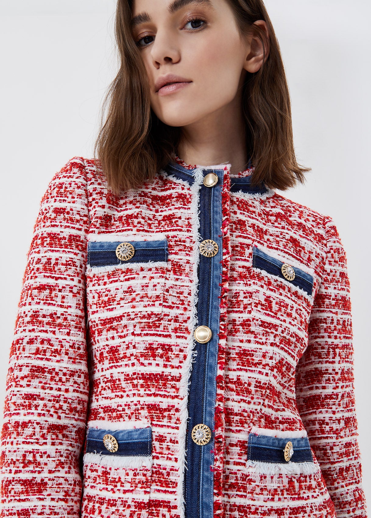 Esta chaqueta de buclé con detalles denim y botones joya de Liu Jo (308 euros).