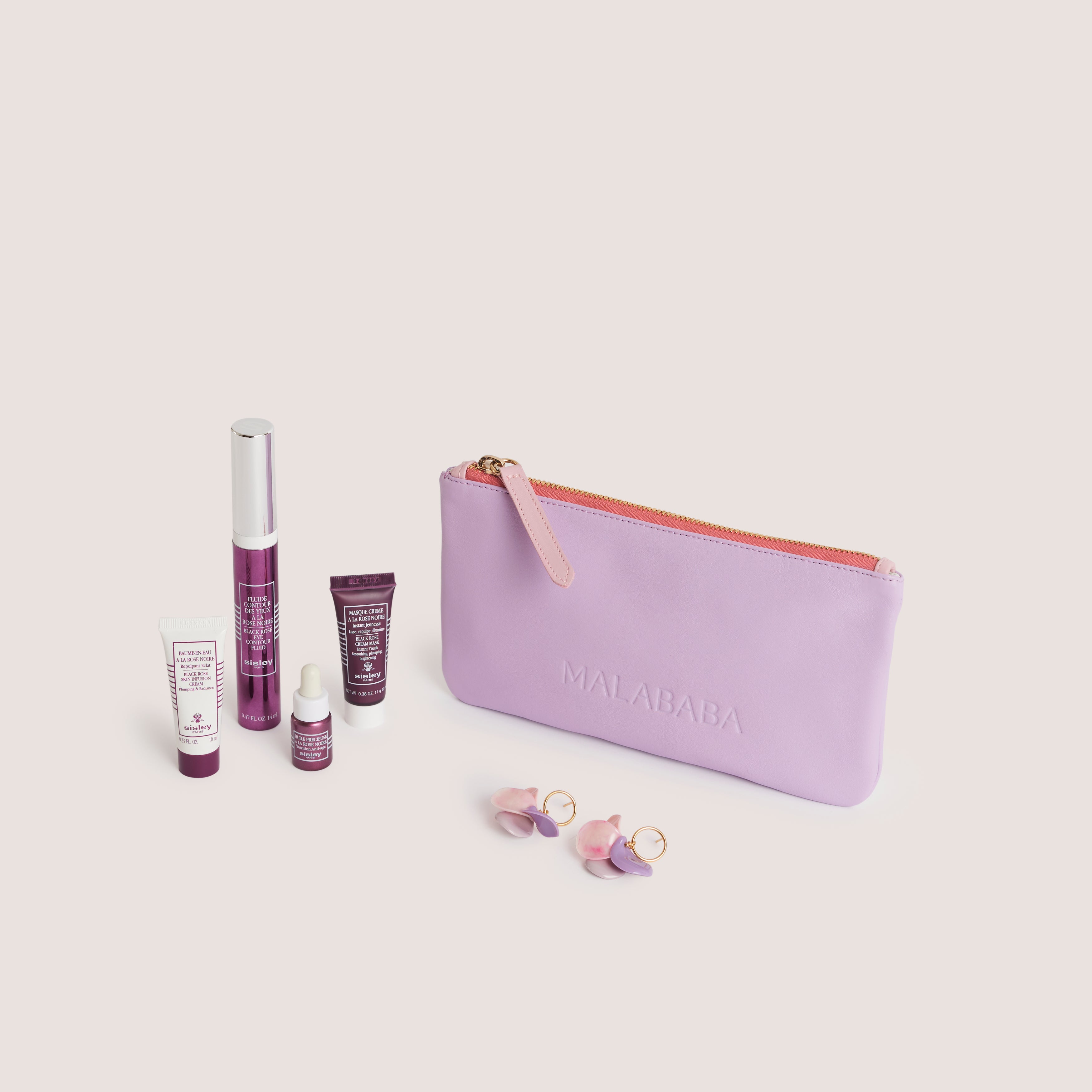 El pack de la colaboración especial de Sisley y Malababa incluye una carterita en tonalidades malva realizada con retales de piel sobrantes de otras producciones y sus célebres pendientes “pétalos” en tonos empolvados, además del Contorno de ojos Fluid Contour des Yeux à la Rose Noire y tres minitallas para el cuidado completo del rostro (177 euros).