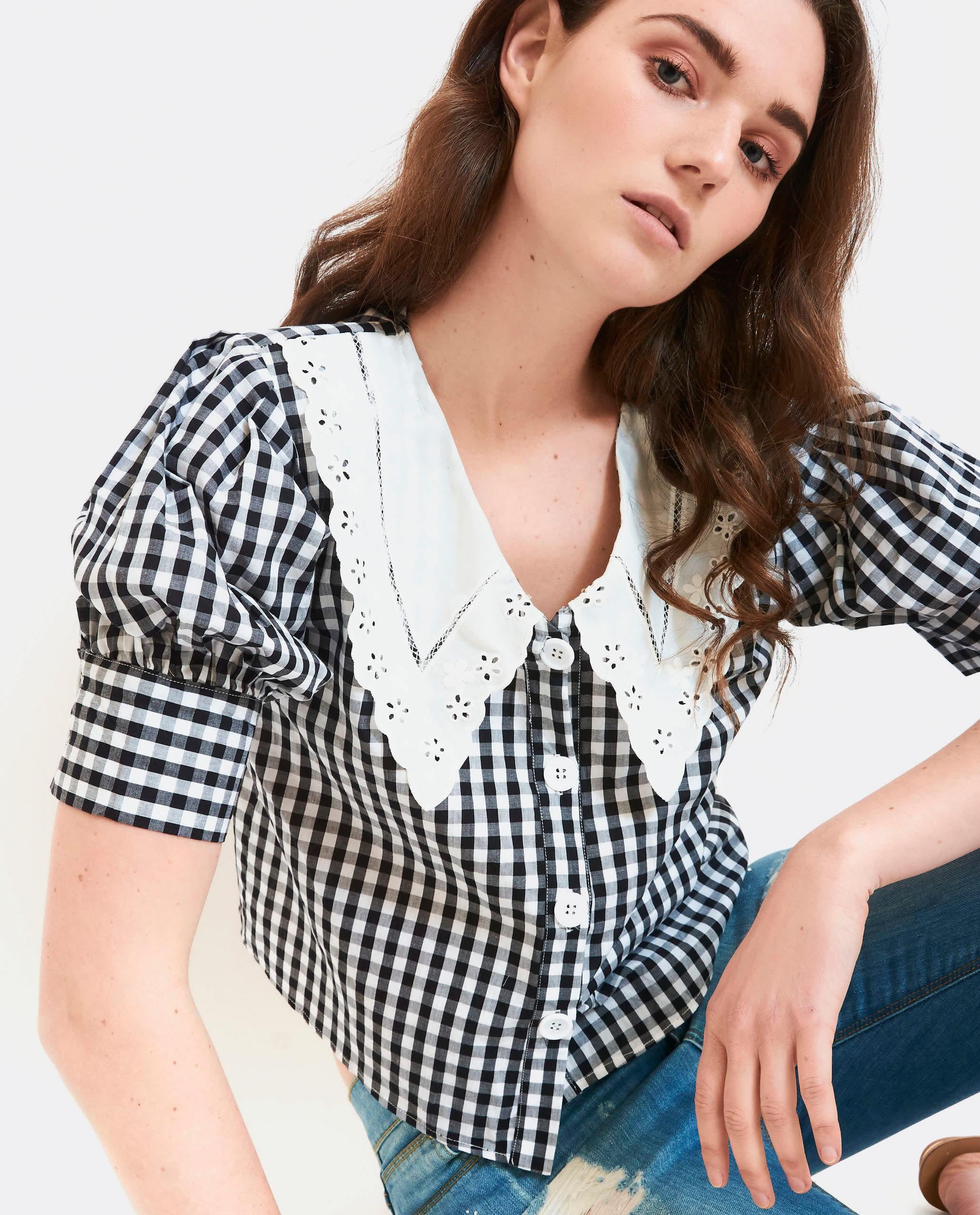 Una prenda que reuna todas las tendencias de la temporada pero que, a la vez, sea atemporal, como esta blusa de estampado de cuadros vichy con cuello baby doll de Cuplé (59 euros).