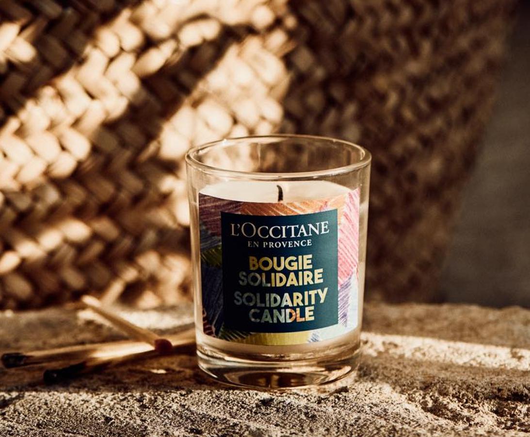 Esta  vela solidaria de L'Occitane  (8,50 €) apoya a Unicef en la lucha contra la ceguera infantil y huele de maravilla.