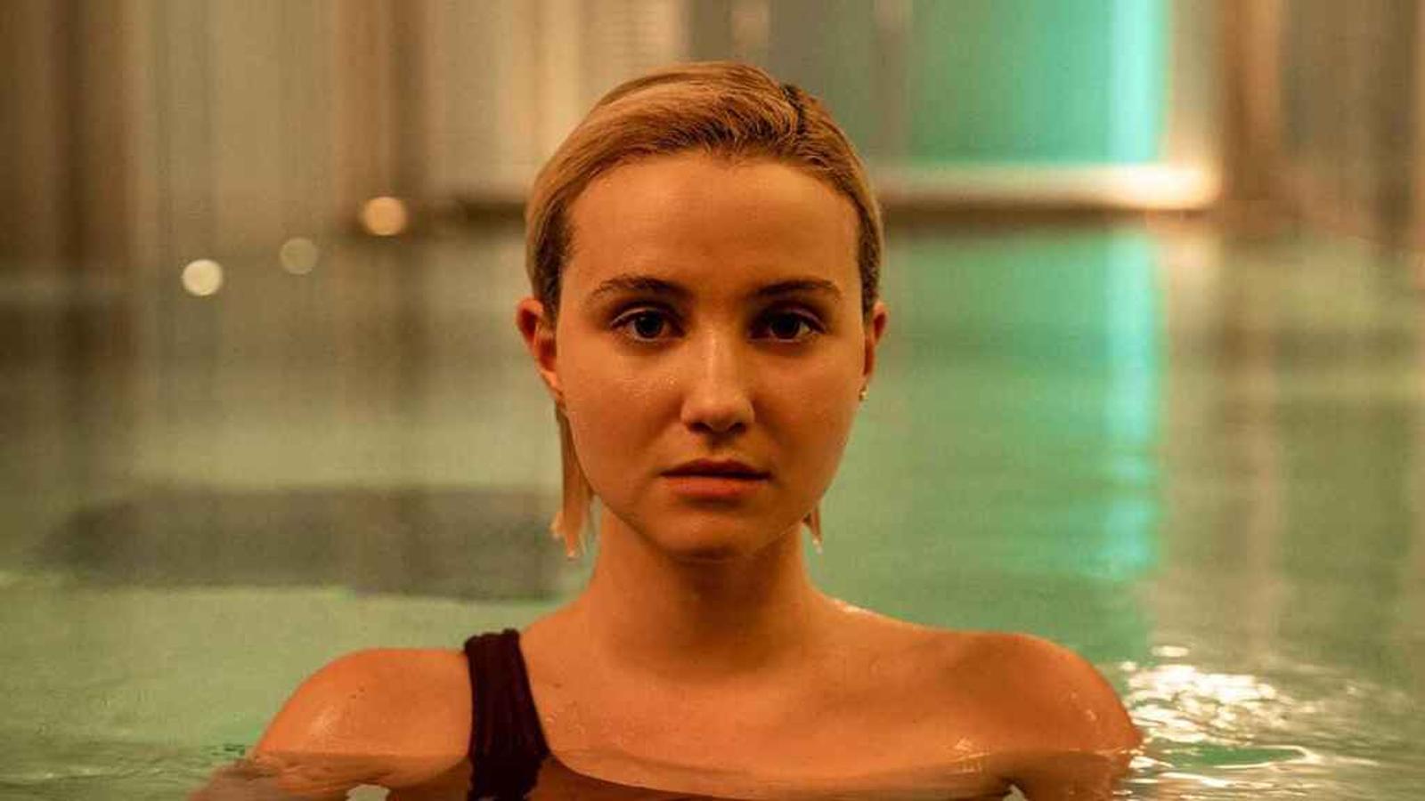 The Girlfriend Experience. Temporada 3. Starzplay. 2 de mayo.Cuatro años después de su última entrega esta serie producida por Steven Soderbergh regresa para contar una historia ambientada en el mundo de la industria tecnológica de Londres, donde Iris, una estudiante de neurociencia decide adentrarse en el mundo de las escort.