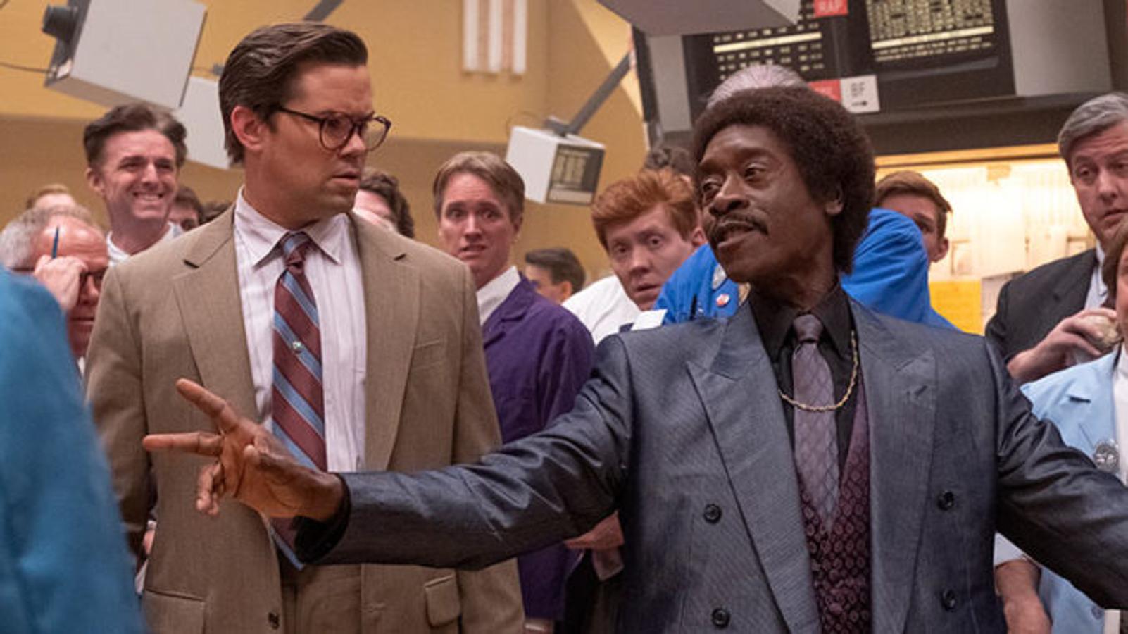 Black Monday. Temporada 3. Movistar. 24 de mayo.Regresa con una nueva entrega esta comedia protagonizada por Don Cheadle que con un humor negro y atrevido se acerca al despiadado mundo de los traders de Wall Street en plena crisis de los años 80. En esta nueva entrega se adentrará también en el mundo de la política, el emprendimiento y las segundas oportunidades.