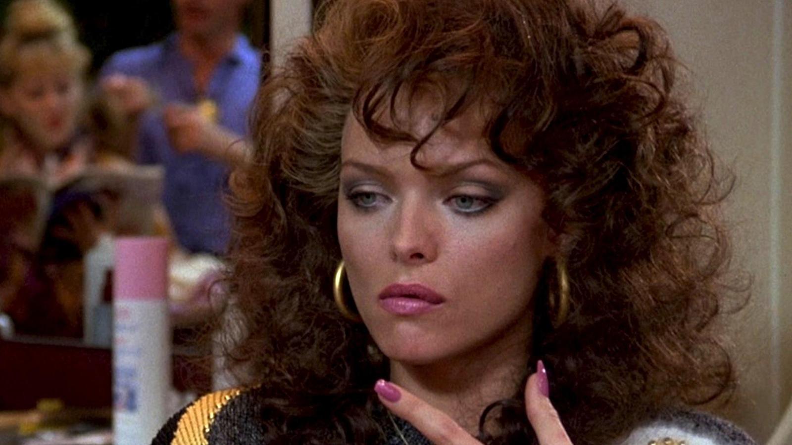 La sex symbol por excelencia no siempre ha lucido melena rubia. En Casada con todos (1988) la vimos con el pelo oscuro y moldeador. ¿Lo recordabas?