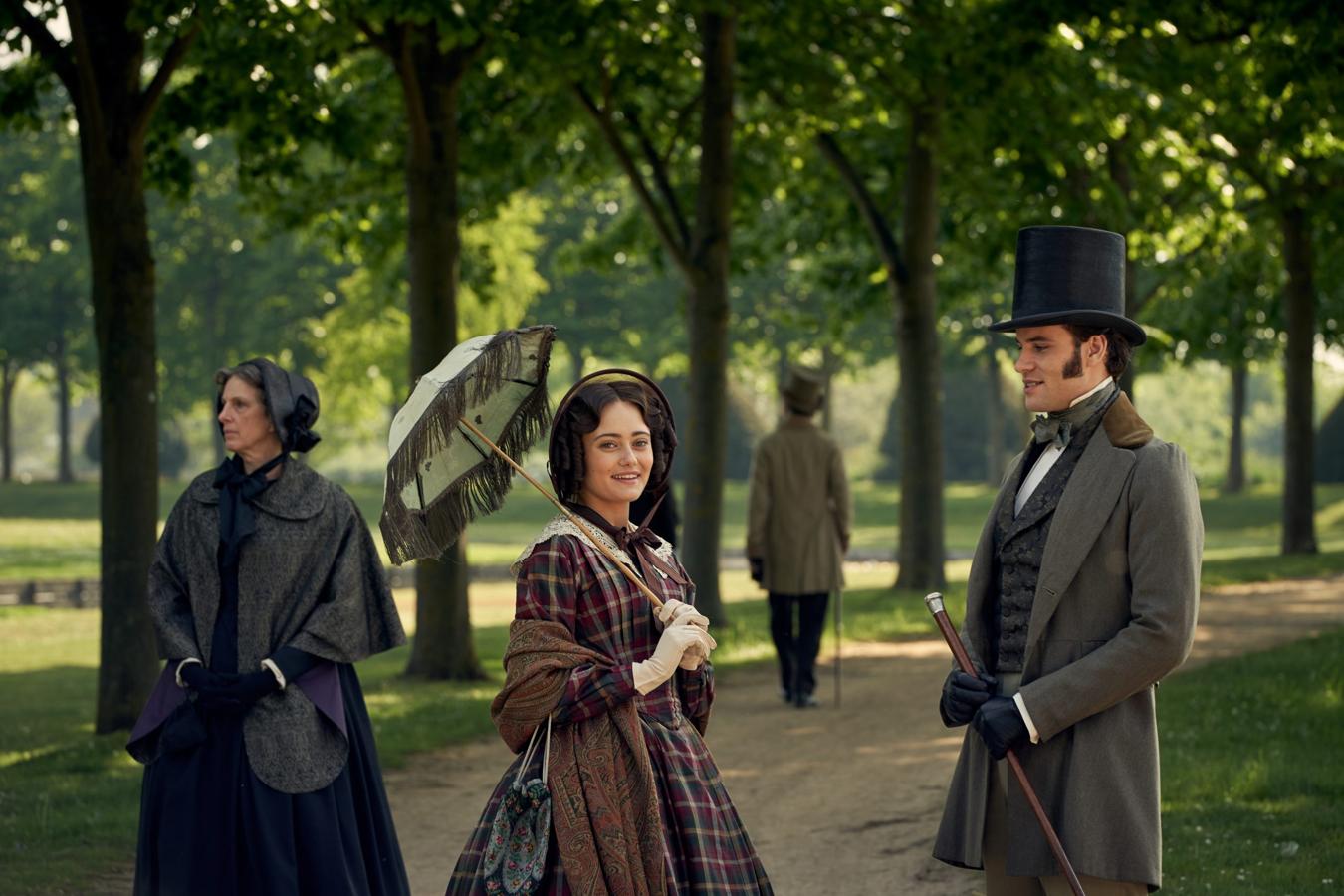 Belgravia. Miniserie. Movistar. 7 de mayo.Creada por Julian Fellowes, (‘Downton Abbey’) y basada en su propio libro, esta producción de época arranca en la víspera de la batalla de Waterloo, cuando Charlotte Lennon, la duquesa de Richmon, organiza un baile en honor al duque de Wellington. Allí se encontrarán los personajes más destacados de la aristocracia europea, un evento cuyos acontecimientos continuarán resonando en el distrito más chic de Londres, Belgravia, décadas después.