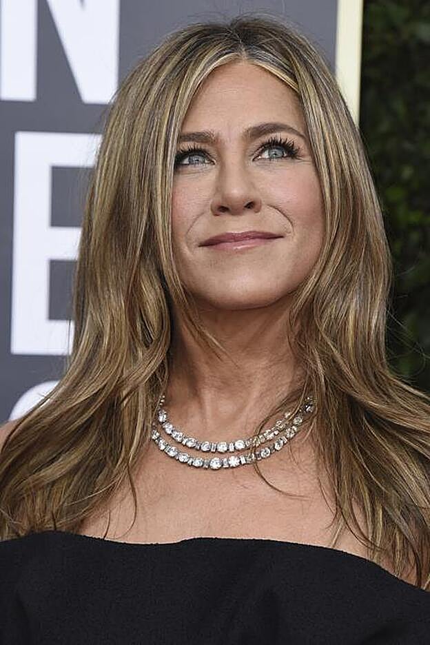 Jennifer Aniston tiene la cara cuadrada y siempre lleva un corte muy desfilado en la parte delantera.