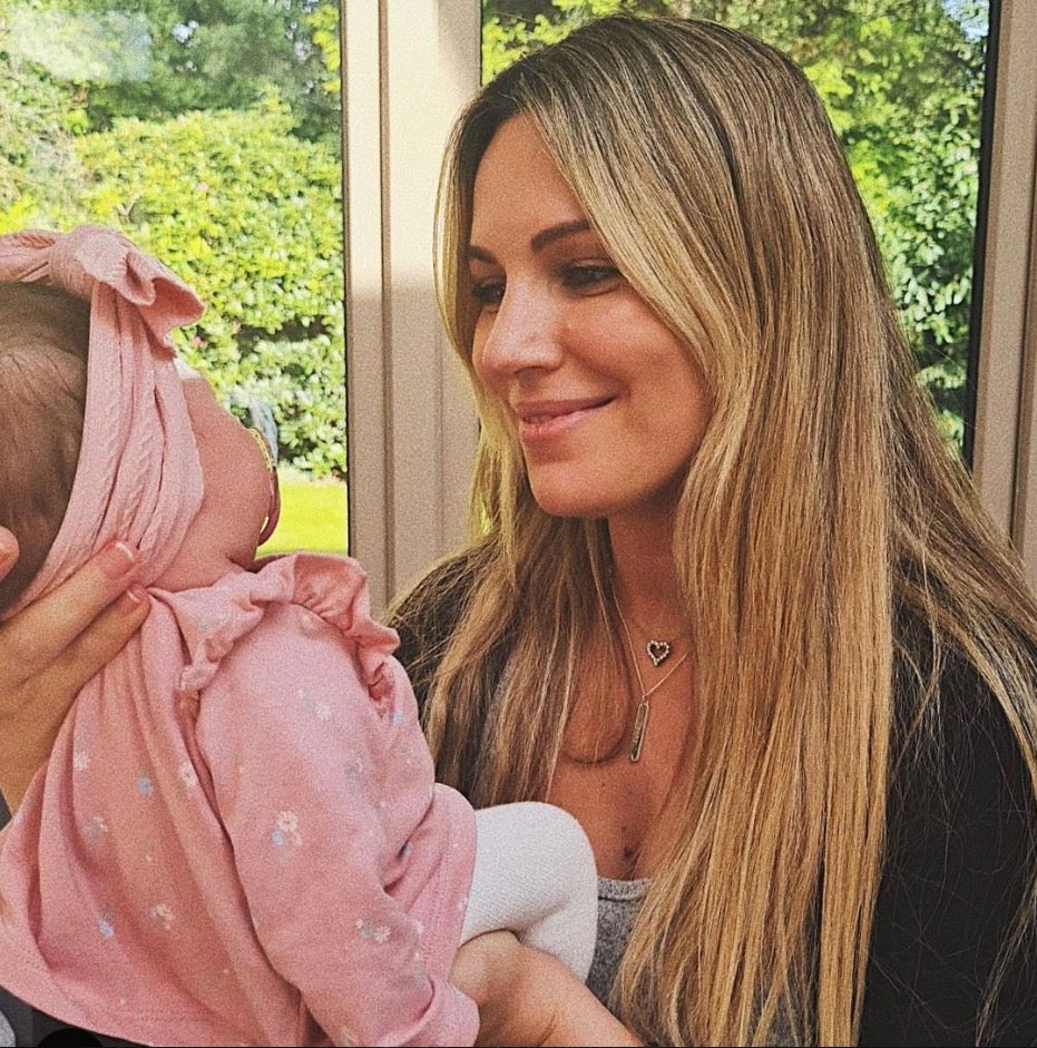 Edurne se convertía en madre por primera vez de una niña, fruto de su relación con el portero de fútbol David De Gea. La pareja que sale desde hace una década compartía con sus seguidores el nombre y la fecha del nacimiento. "Yanay 4 Febrero 2021"