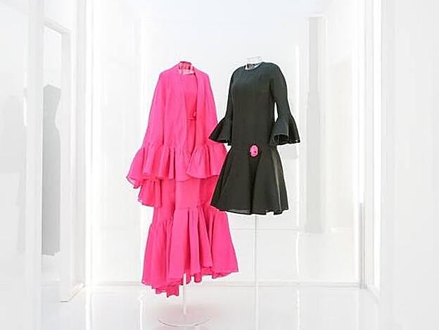 La exposición reúne más de 100 obras de Azzedine Alaïay de Cristóbal Balenciaga pertenecientes a la Fundación Azzedine Alaïa de París.