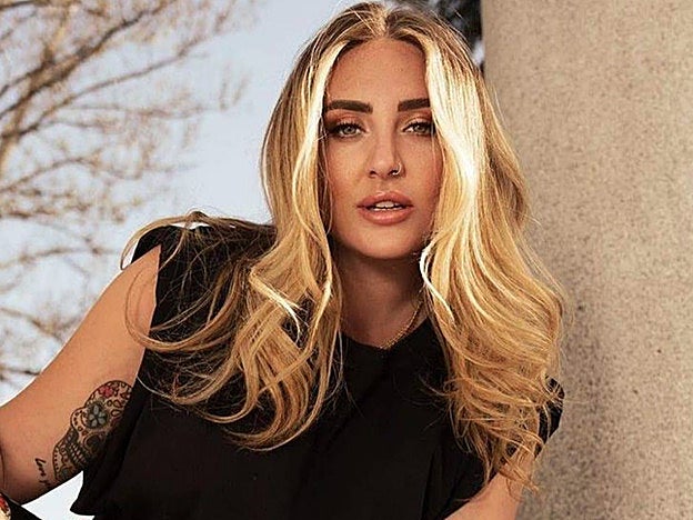 Rocío Flores está viendo el documental protagonizado por su madre, Rocío Carrasco, como demuestran sus intervenciones en el programa de Ana Rosa Quitana.