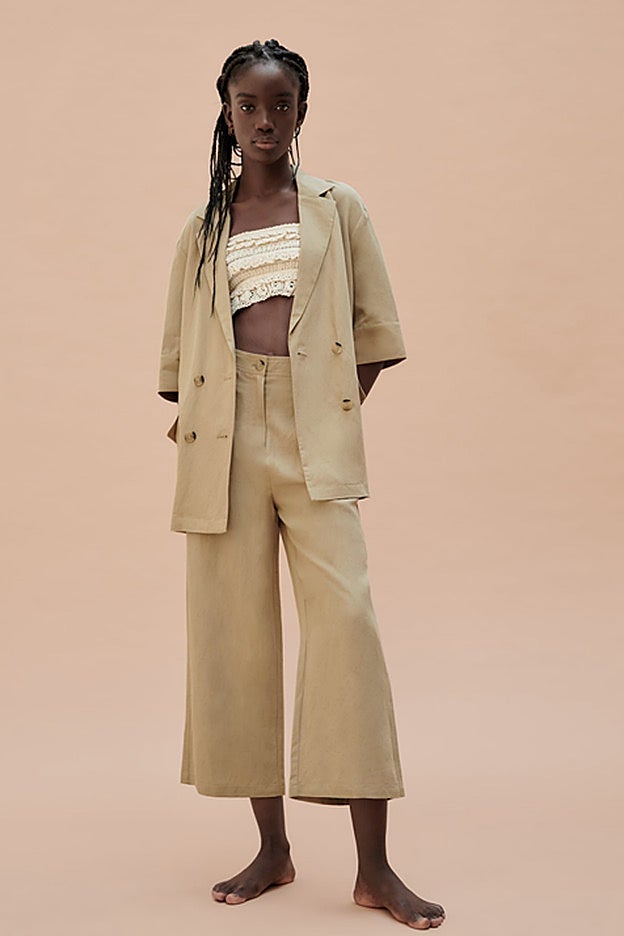 Traje de la nueva colección de Zara, con un patrón original y deconstruido.