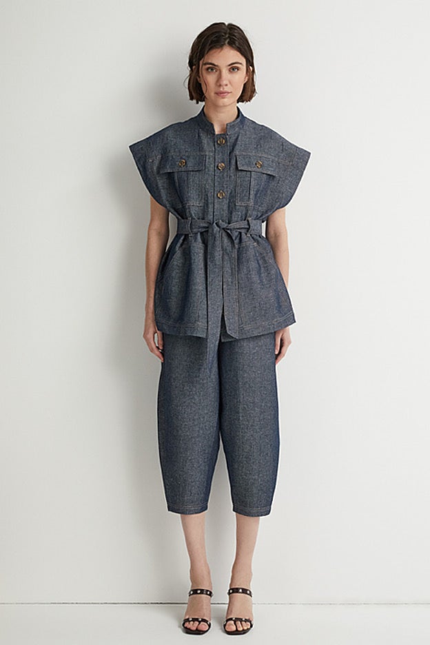 Traje deconstruido con una chaqueta-chaleco de la nueva colección de Sfera.