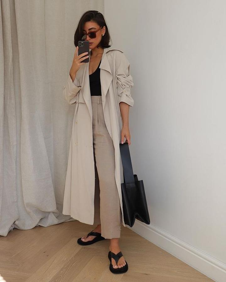 Trench fluido + pantalón masculino + sandalias negras de dedo