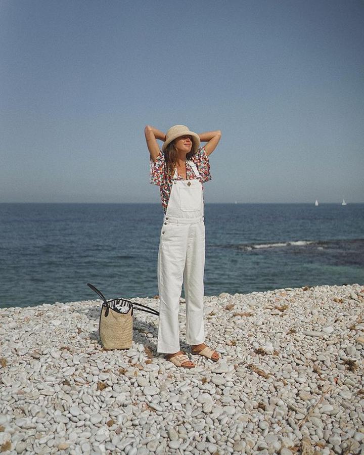 Peto de color blanco + blusa con estampado de flores + sombrero