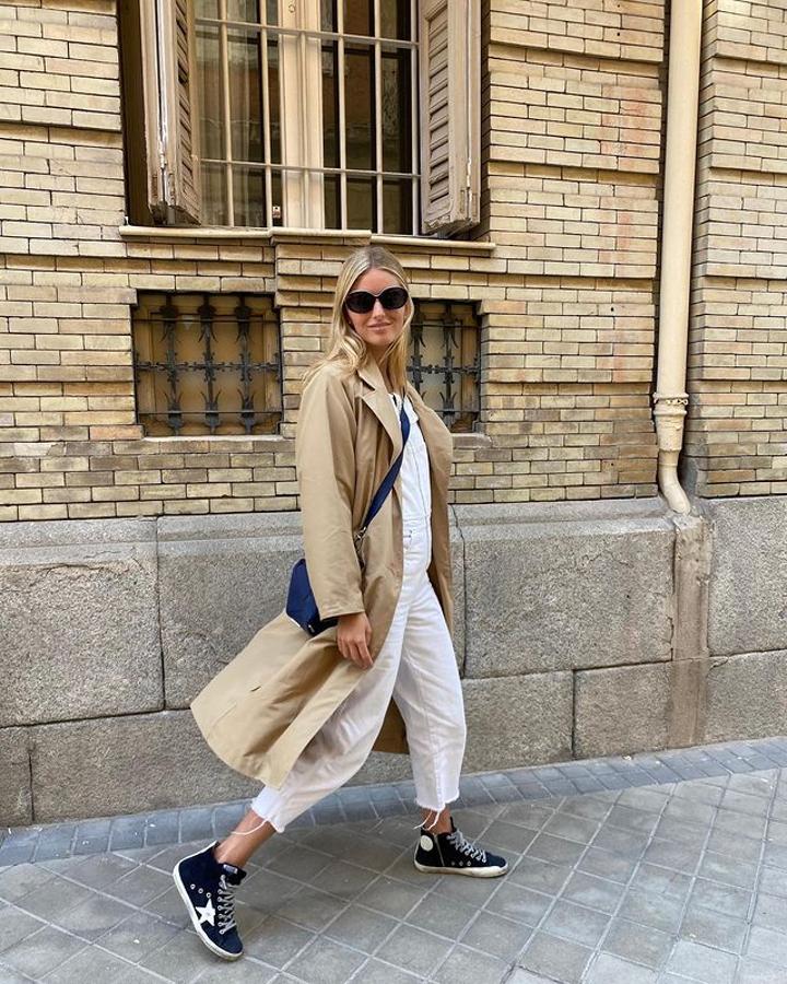 Trench color camel + peto de color blanco + zapatillas azul marino