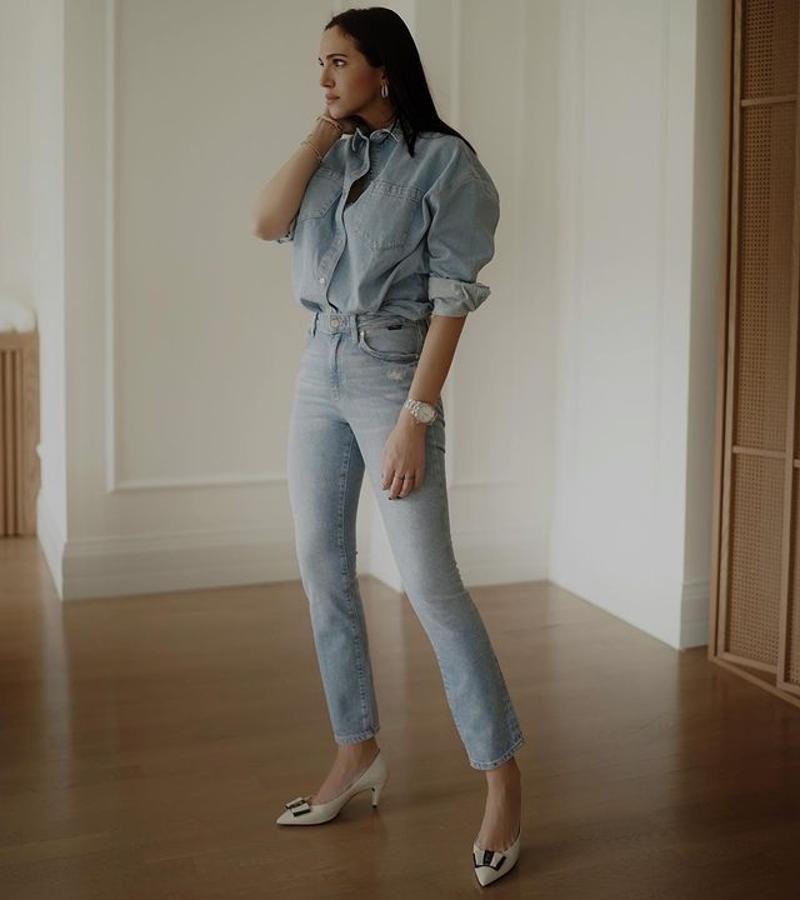 Camisa vaquera + vaqueros rectos + zapatos en color crudo